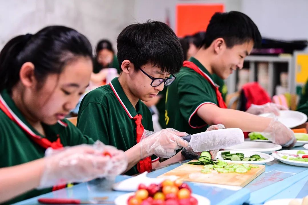 教育部發文：2022年9月起，中小學生要學煮飯燉湯、修理家電