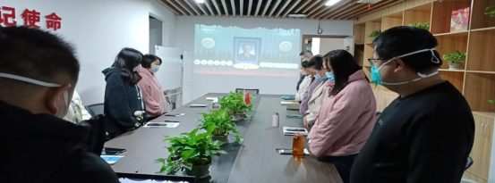 集團重慶運營中心組織全體同仁集中收看江澤民同誌追悼大會電視直播